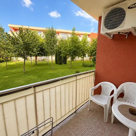 Two-bedroom With Garden View Апартамент
